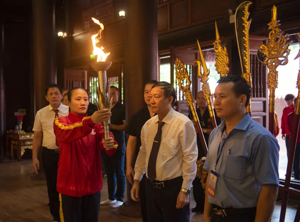 Vận động viên Võ cổ truyền Bình Định thắp đuốc rước lửa từ điện thờ Tây Sơn Tam Kiệt Vận động viên Võ cổ truyền Bình Định thắp đuốc rước lửa từ điện thờ Tây Sơn Tam Kiệt