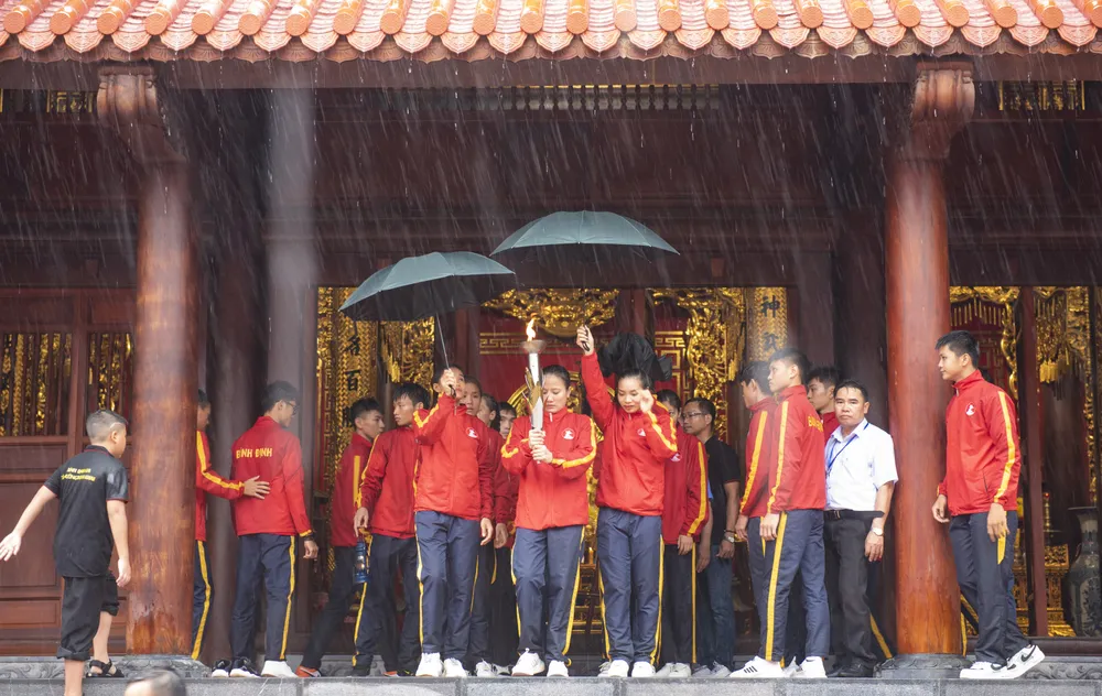 Đuốc lửa được các vận động viên Võ cổ truyền Bình Định đưa ra khỏi điện thờ Vua Quang Trung Đuốc lửa được các vận động viên Võ cổ truyền Bình Định đưa ra khỏi điện thờ Vua Quang Trung