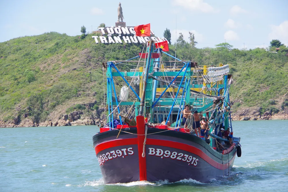 Tàu cá BĐ 98239TS đưa ngư dân bị nạn vào bờ cấp cứu. Ảnh: CÔNG CƯỜNG