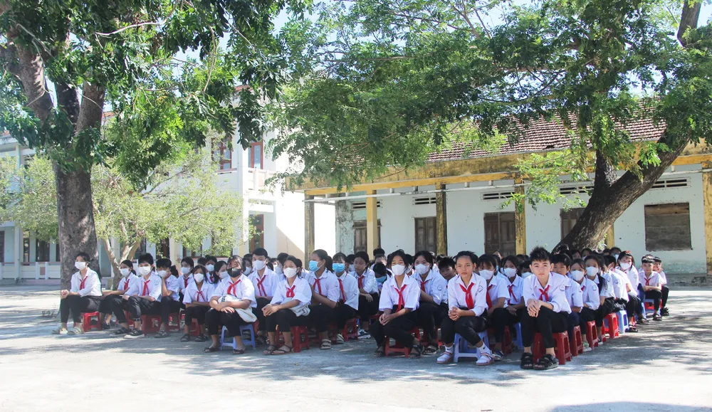 Các em học sinh khó khăn, hiếu học ven biển Mỹ Cát