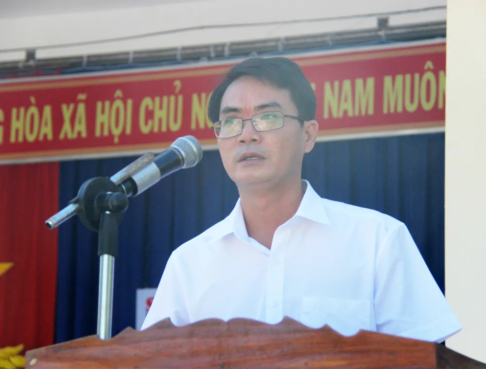 Nhà báo Nguyễn Hùng phát biểu