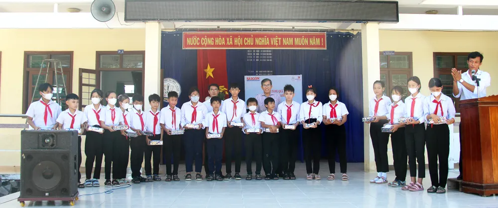 Toàn cảnh buổi trao quà cho các em học sinh