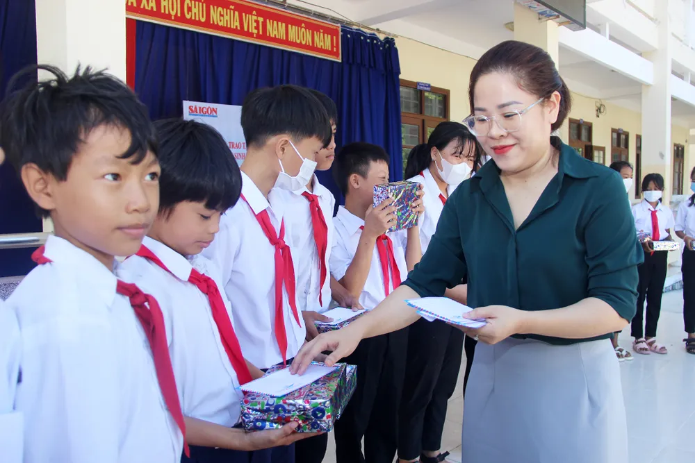 Đại diện ZENN GROUP trao quà cho các em học sinh khó khăn