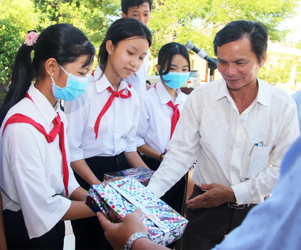 Lãnh đạo UBND xã Mỹ Cát trao quà