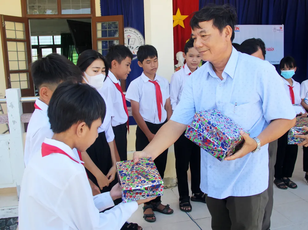 Lãnh đạo Trường THCS Mỹ Cát trao quà cho các em học sinh