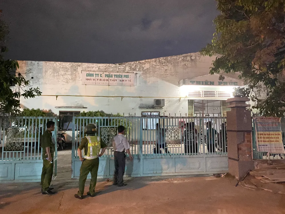 Lực lượng cảnh sát đang bảo vệ hiện trường vụ nổ