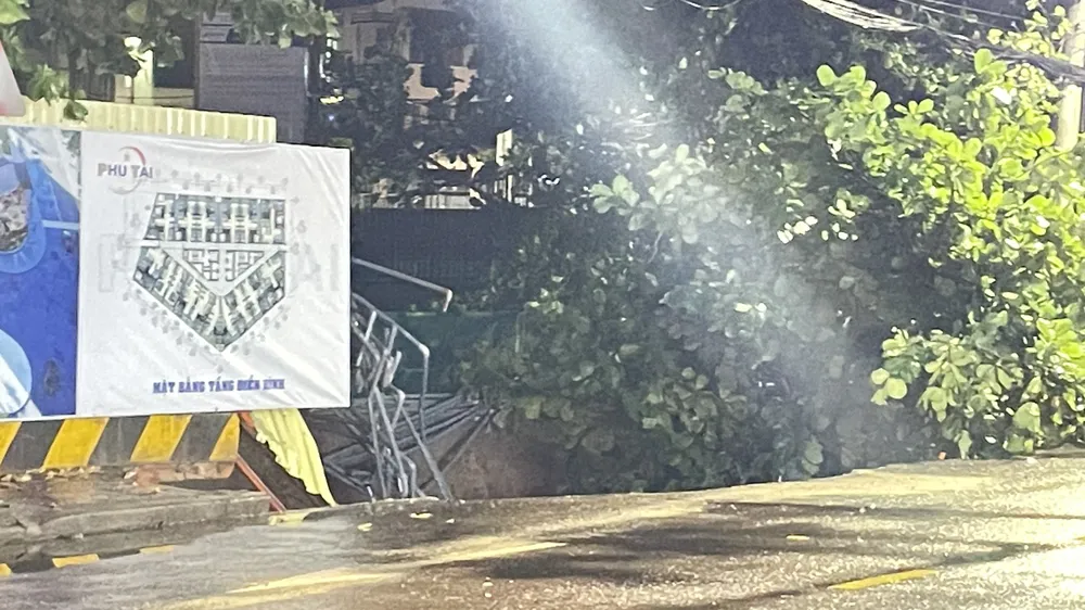 Hiện trường vụ sụt lún đất giáp ranh dự án chung cư bên đường Hoàng Văn Thụ