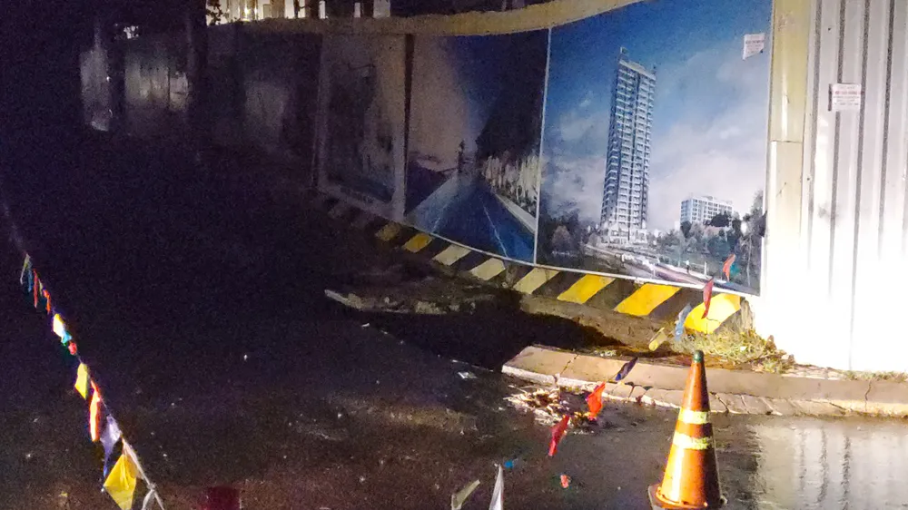 Hố sụt sâu 3m-4m kéo dài hàng trăm mét dọc đường Hoàng Văn Thụ