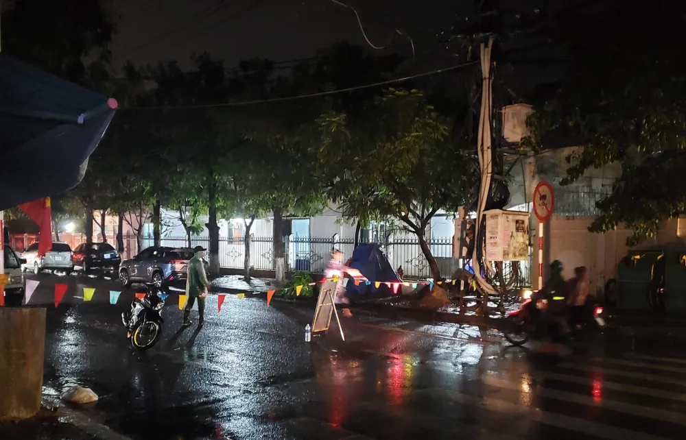 Lực lượng chức năng đang bảo vệ hiện trường