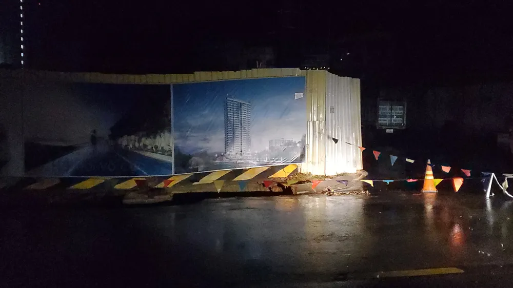 Lực lượng chức năng giăng dây bảo vệ hiện trường vụ sụt lún