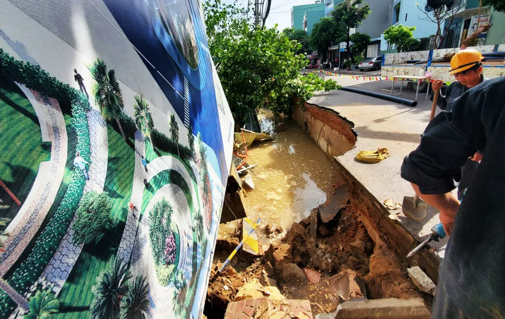 Theo một số người dân địa phương, vụ sạt lún do quá trình thi công dự án chung cư Phú Tài 2 sát bên đường Hoàng Văn Thụ