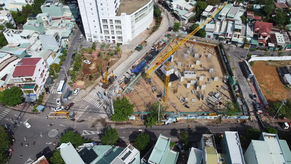 Vụ sụt lún đất khiến cho khoảng 500 hộ dân ở dọc đường Hoàng Văn Thụ mất điện, gần 300 hộ dân bị mất nước sinh hoạt