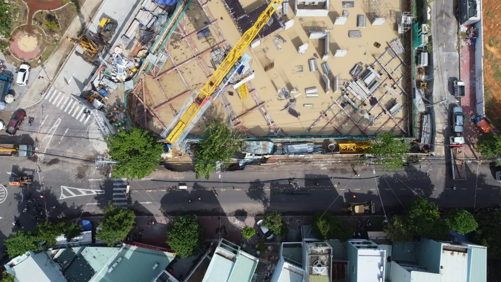 Theo lãnh đạo Sở Xây dựng, đến sáng nay (5-9) chủ đầu tư vẫn chưa có báo cáo về vụ việc. Qua kiểm tra, ngành xây dựng tỉnh này xác định nguyên nhân do quá trình thi công tầng hầm tòa chung cư Phú Tài 2 gián tiếp gây ra vụ sụt lún