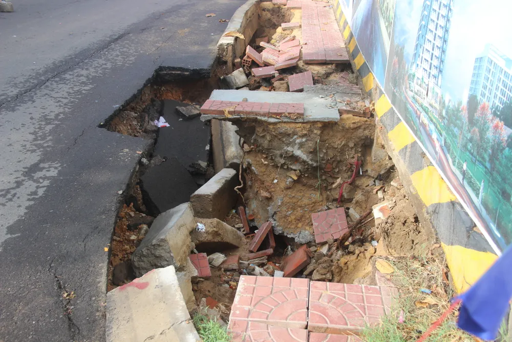 Dọc tuyến đường Hoàng Văn Thụ kéo dài hàng trăm mét xuất hiện các hố sụt lún, lở đất