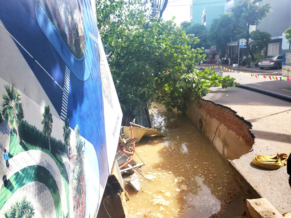 Hố sụt sâu trên 2m làm nhiều trụ điện, cây xanh, vật kiến trúc bị đổ ngã hư hại
