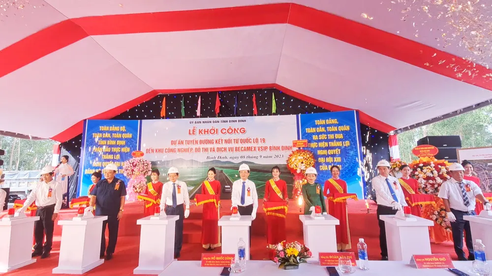 Các đồng chí lãnh đạo tỉnh Bình Định ấn nút khởi công dự án. Ảnh: SÔNG LOAN