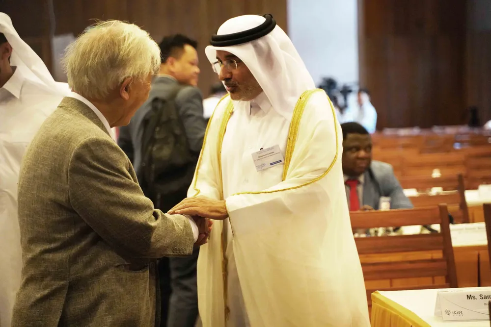 GS Trần Thanh Vân chào hỏi các đại diện quốc tế tại hội thảo. Ảnh: ICISE