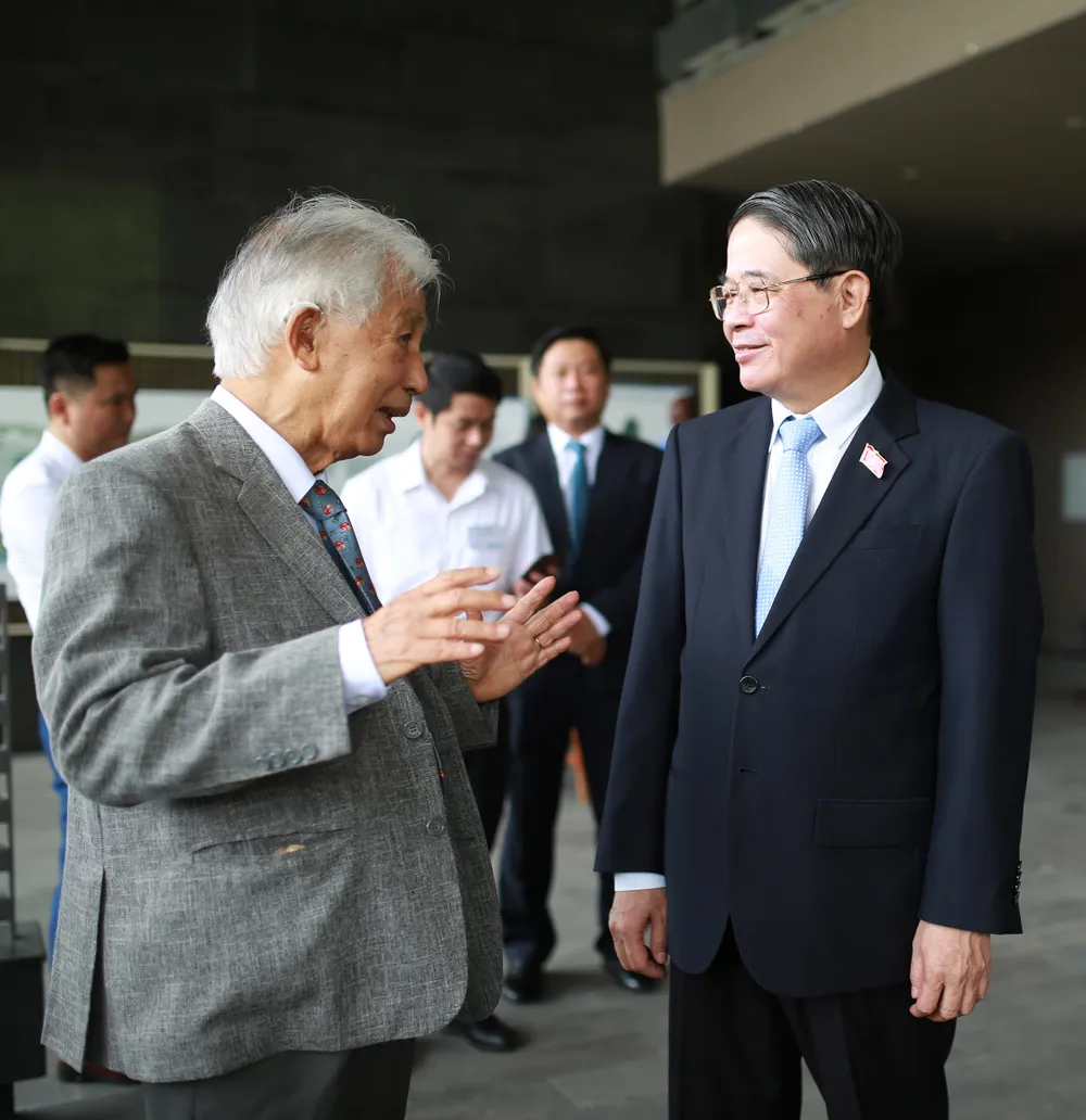 GS Trần Thanh Vân trao đổi với Phó Chủ tịch Quốc hội Việt Nam tại sự kiện. Ảnh: ICISE