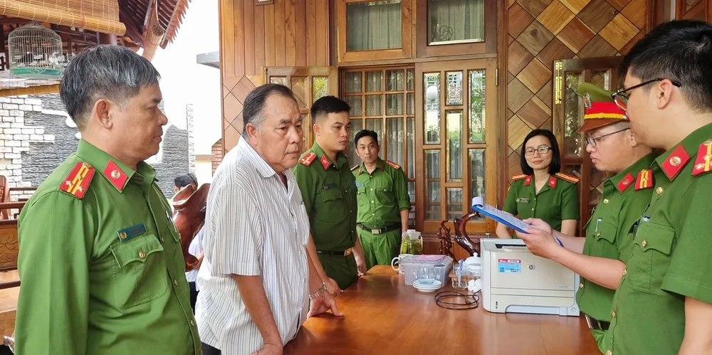 Cơ quan công an đọc quyết định khởi tố, khám xét nơi ở đối với ông Vinh