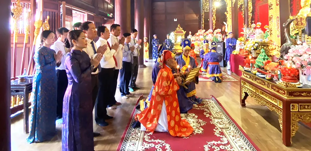 Lãnh đạo địa phương tham gia các nghi thức lễ truyền thống. Ảnh: CÔNG LẬP