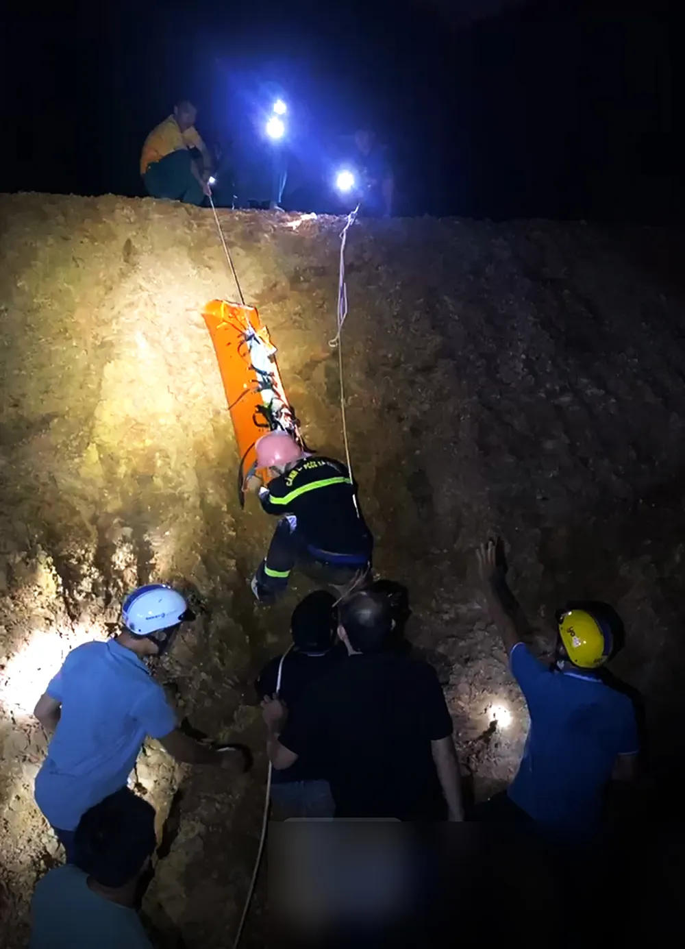 Nỗ lực đưa thi thể nạn nhân xuống núi trong đêm 22-9. Ảnh: SOS Bình Định 155