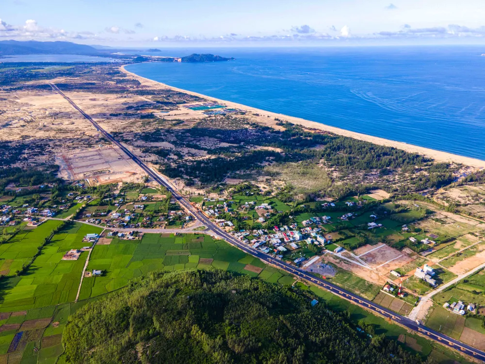 Tuyến đường kết nối biển Bình Định vừa đầu tư mở ra nhiều quỹ đất phát triển công nghiệp xanh, du lịch... Ảnh: DŨNG NHÂN