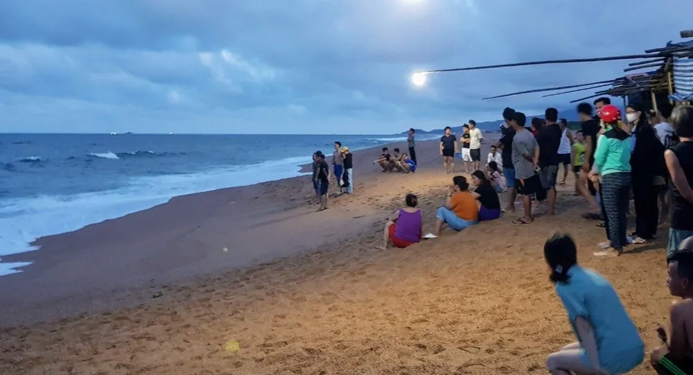 Người dân cùng lực lượng chức năng đang tìm tung tích nữ sinh bị sóng cuốn