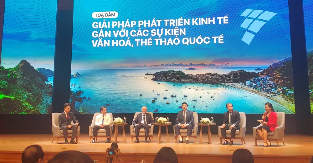 Các chuyên gia tại tọa đàm về phát triển kinh tế trong chuỗi sự kiện