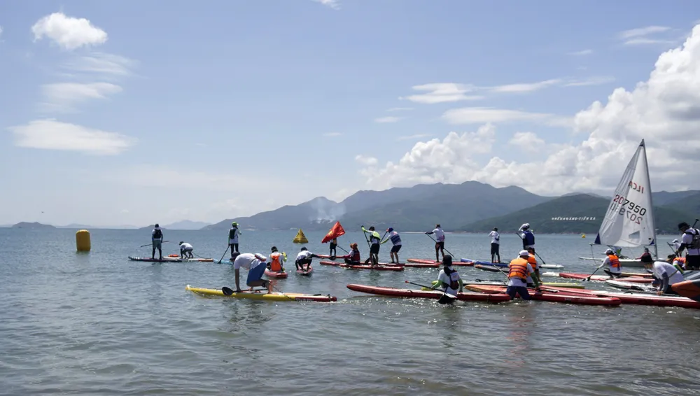Vận động viên ván đứng làm quen với biển Quy Nhơn