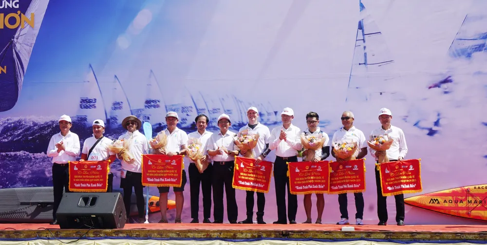 Lãnh đạo Tỉnh ủy Bình Định cùng ban tổ chức trao cờ lưu niệm đến các đội đua