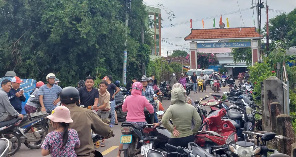 Rất đông người dân địa phương đổ đến chứng kiến vụ việc thương tâm. Ảnh: XH. Rất đông người dân địa phương đổ đến chứng kiến vụ việc thương tâm. Ảnh: XH.