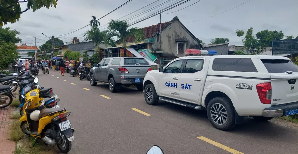 Phương tiện cảnh sát đang có mặt tại hiện trường để điều tra, làm rõ vụ việc. Ảnh: XH. Phương tiện cảnh sát đang có mặt tại hiện trường để điều tra, làm rõ vụ việc. Ảnh: XH.