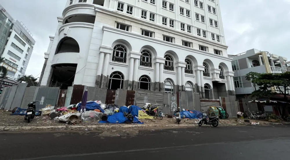 Thời gian qua, dư luận xôn xao khu khách sạn đầu tư dang dở, nhiều bất cập