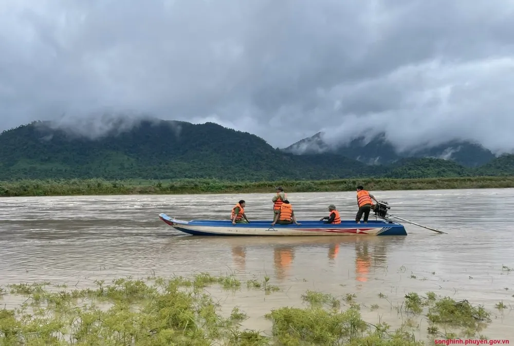 Lực lượng chức năng ở huyện Sông Hinh đang nỗ lực tìm kiếm nạn nhân