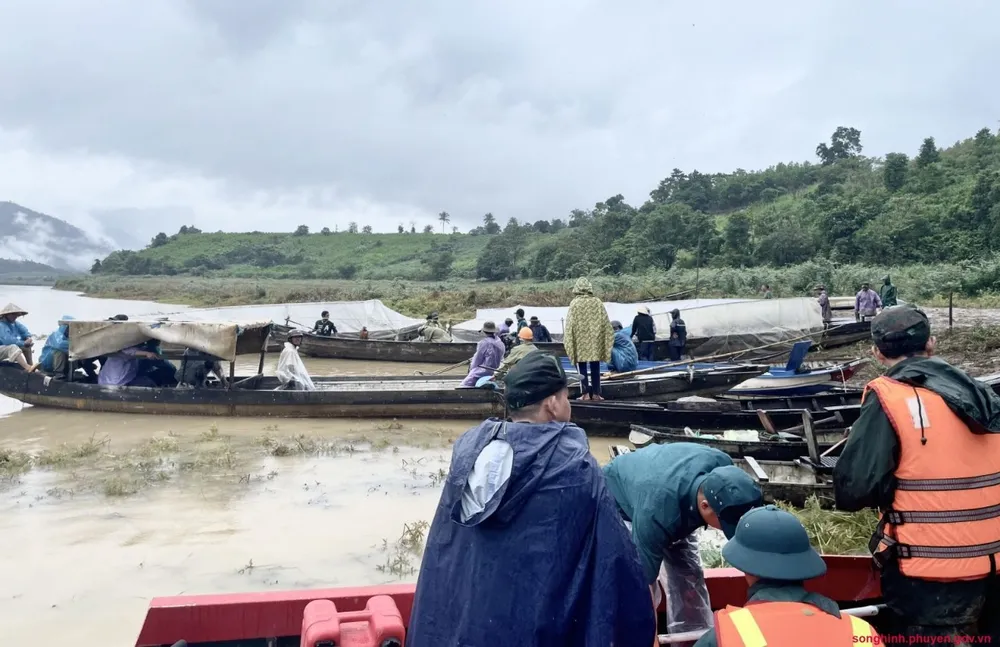 Người dân cùng lực lượng chức năng đang tìm kiếm nạn nhân