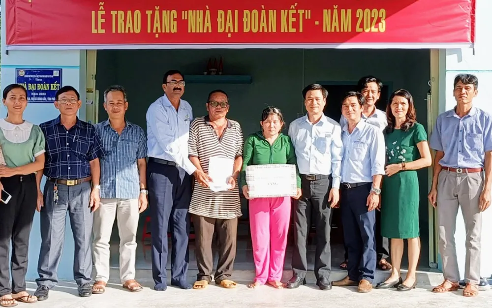 Trao tặng, bàn giao nhà Đại đoàn kết cho người nghèo ở tỉnh Phú Yên trước đó Trao tặng, bàn giao nhà Đại đoàn kết cho người nghèo ở tỉnh Phú Yên trước đó