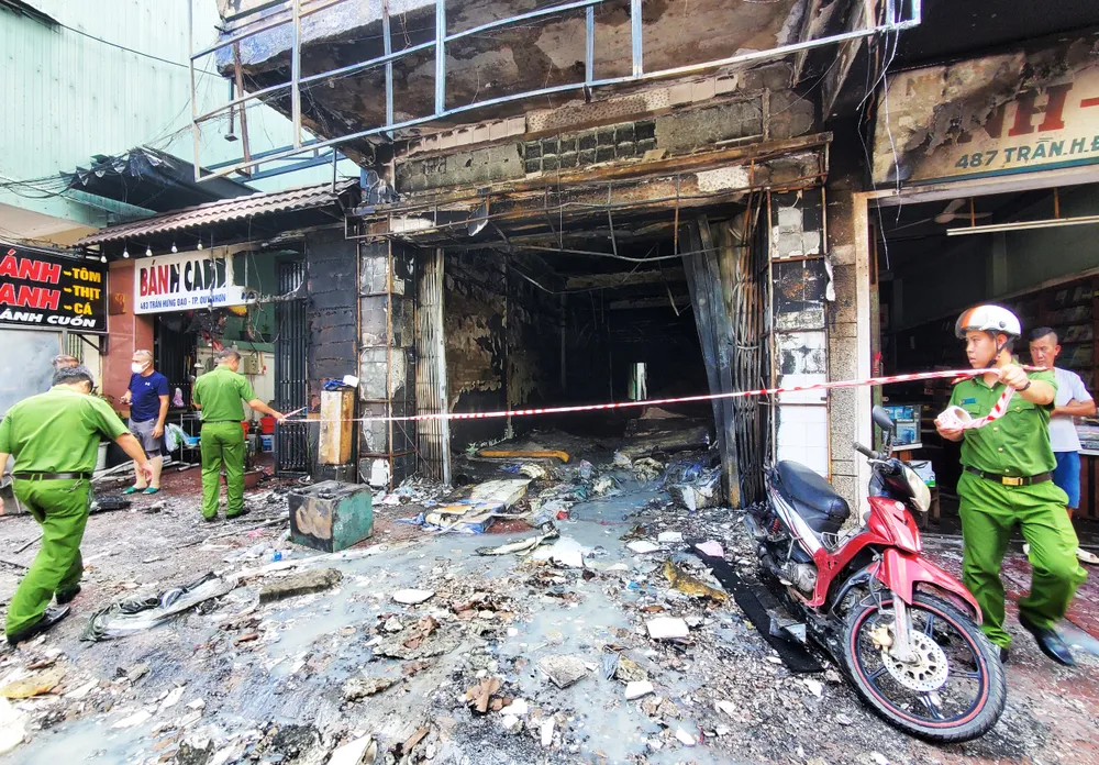 Lực lượng công an khám nghiệm hiện trường