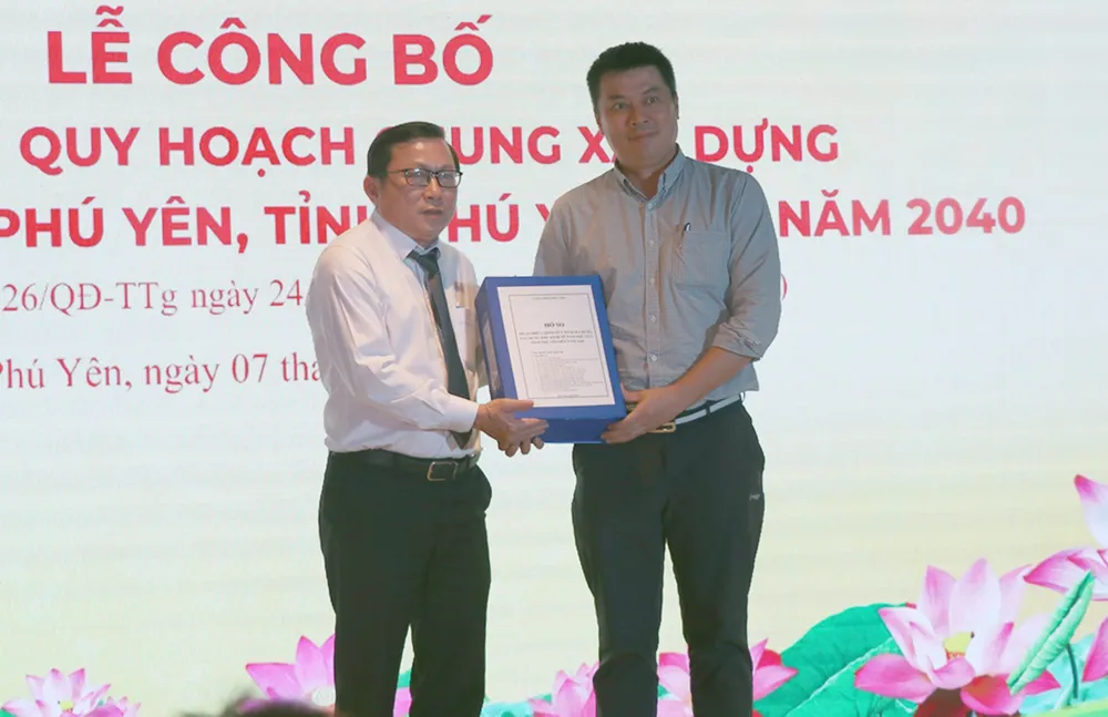 Đại diện Bộ Xây dựng trao hồ sơ đồ án quy hoạch cho lãnh đạo KKT Nam Phú Yên