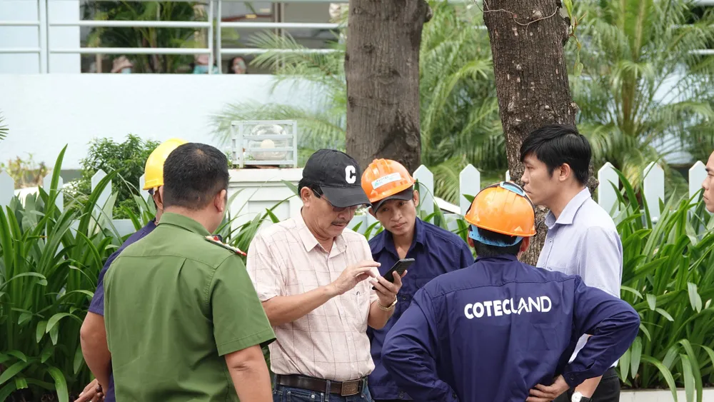 Công an giải thích và mời nhóm người căng băng rôn đòi nợ về trụ sở để làm việc