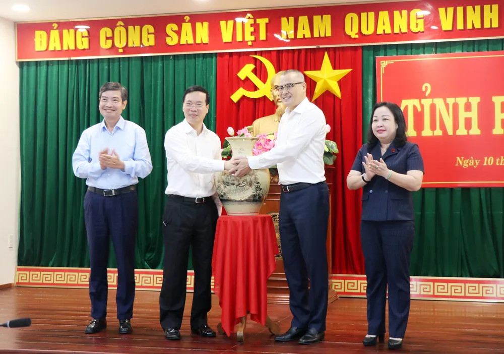 Chủ tịch nước thăm hỏi các đồng chí lãnh đạo trong Ban Thường vụ Tỉnh ủy Phú Yên