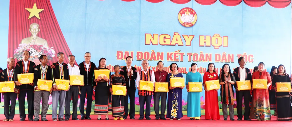 Chủ tịch nước cùng các đồng chí lãnh đạo trao quà cho người uy tín ở xã Suối Trai Chủ tịch nước cùng các đồng chí lãnh đạo trao quà cho người uy tín ở xã Suối Trai