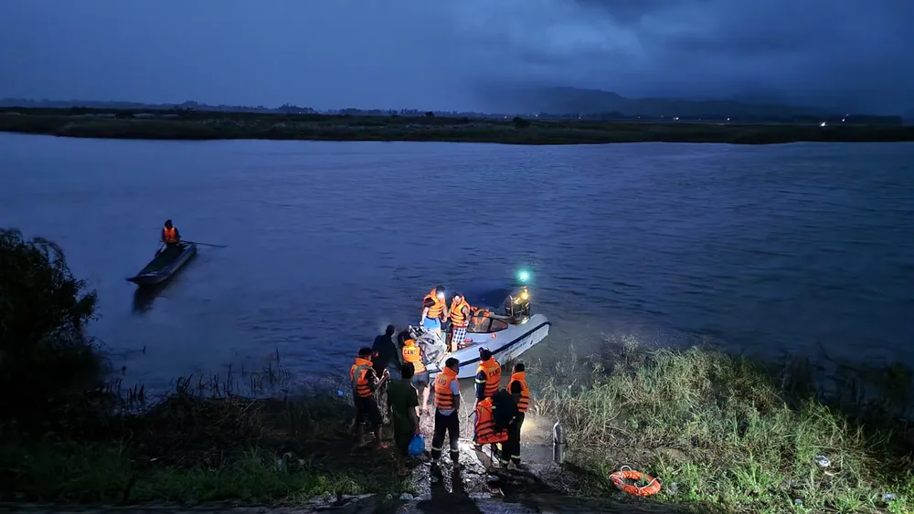 Đến tối, lực lượng tìm kiếm tìm thấy 2 thi thể học sinh