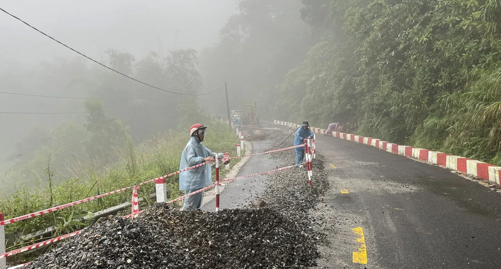 Lực lượng chức năng khắc phục khẩn cấp sạt lở ở Quốc lộ 24 Lực lượng chức năng khắc phục khẩn cấp sạt lở ở Quốc lộ 24