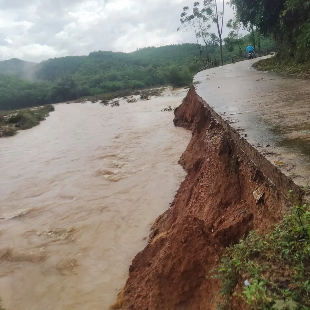 Sông Nước Bao "nuốt" ta luy đường từ Di Lăng - Sơn Bao Sông Nước Bao "nuốt" ta luy đường từ Di Lăng - Sơn Bao