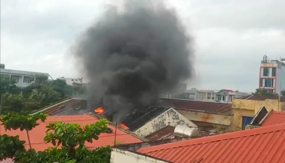 Đám cháy bùng lên, khói lớn nghi ngút