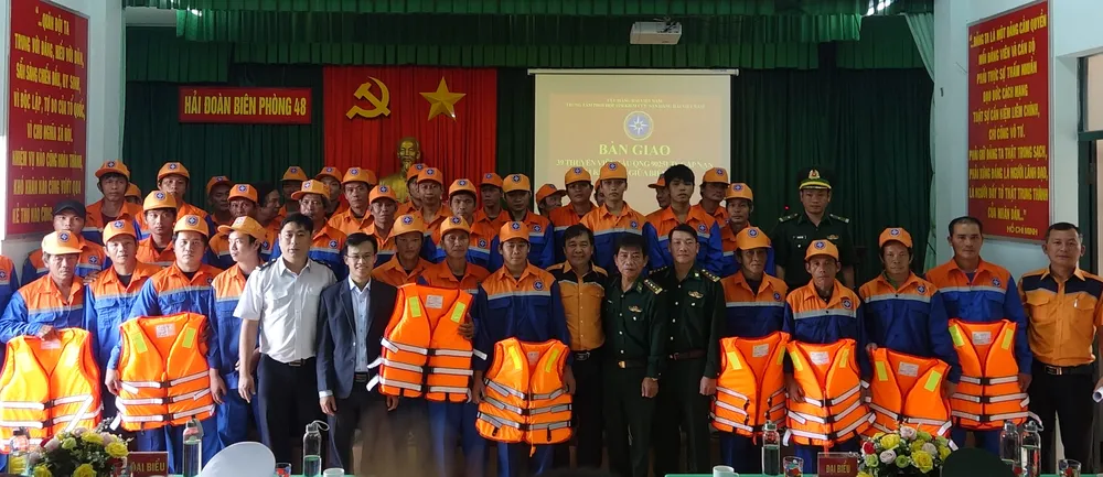 Trao quà, áo phao cho các ngư dân