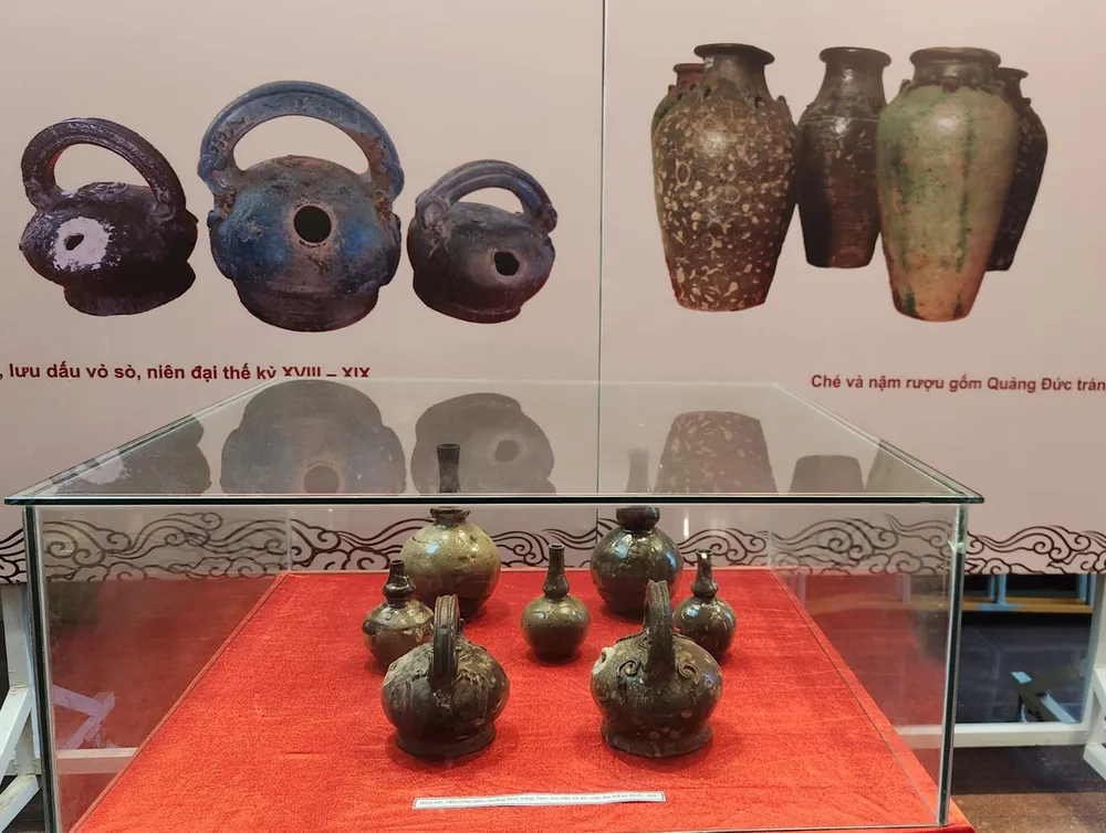 Trưng bày nhiều hiện vật gốm cổ quý Quảng Đức. Ảnh: THANH HƯNG