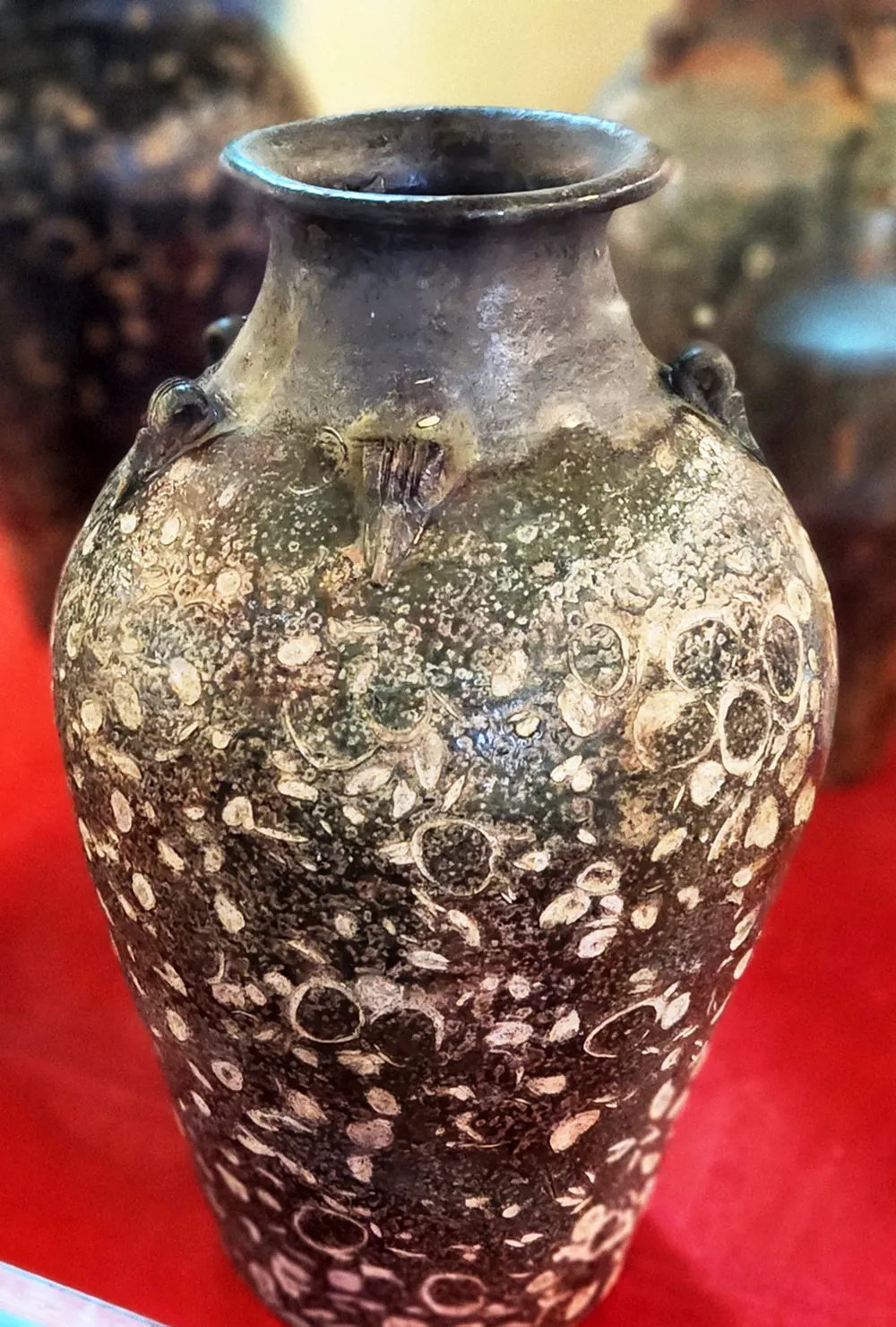 Hiện vật gốm cổ Quảng Đức còn nguyên các họa tiết tự nhiên từ vỏ sò huyết đầm Ô Loan. Ảnh: THANH HƯNG