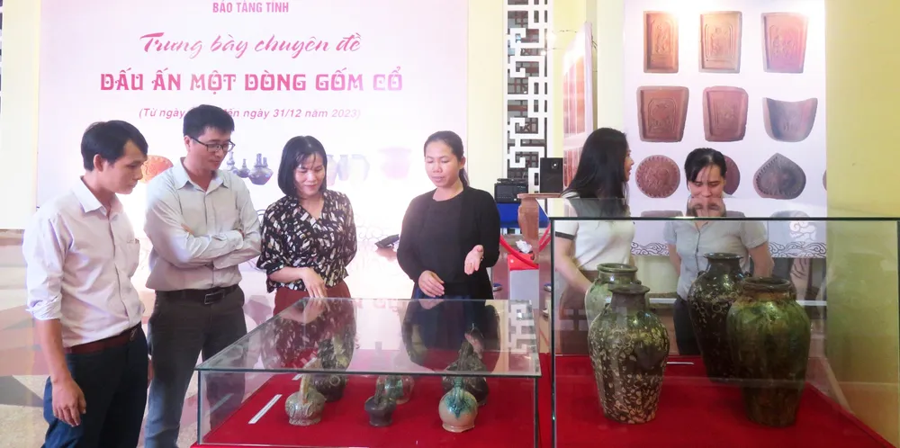 Nhiều cán bộ ngành văn hóa đang tham quan, nghiên cứu về gốm cổ Quảng Đức
