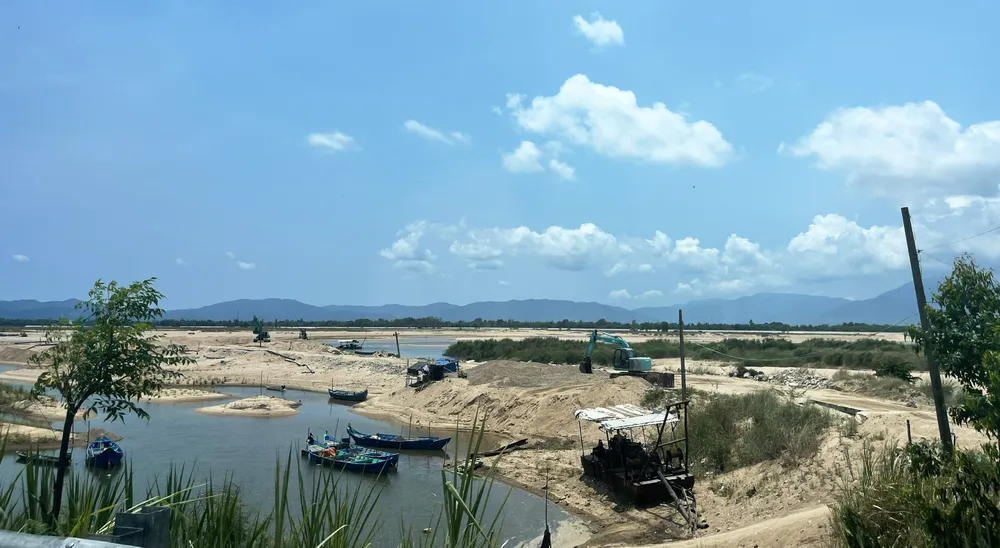 Hoạt động khai thác cát lấy vật liệu xây dựng tại Phú Yên
